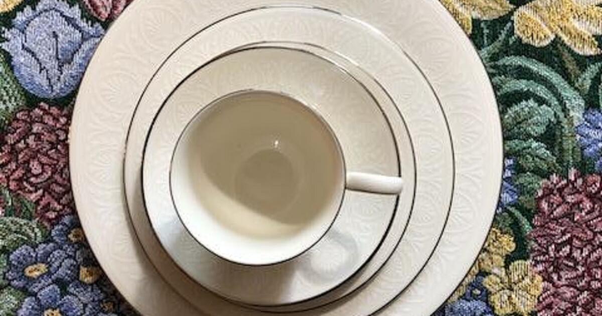 Dishes with gold trim 4 place settings for 80 in Hilliard