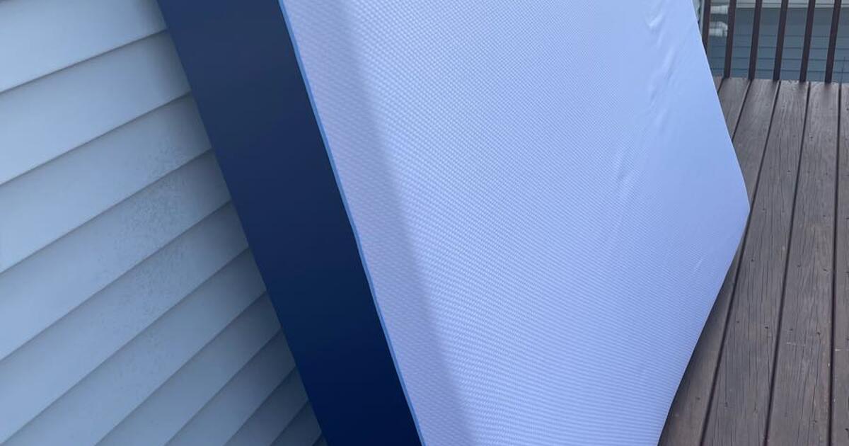 Like new queen sized sleep innovations memory foam mattress with two twin box springs for Free