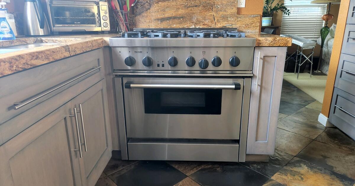 Used Thermador 36" Stainless Professional Convection Gas Range and Vent Hood for Free in San