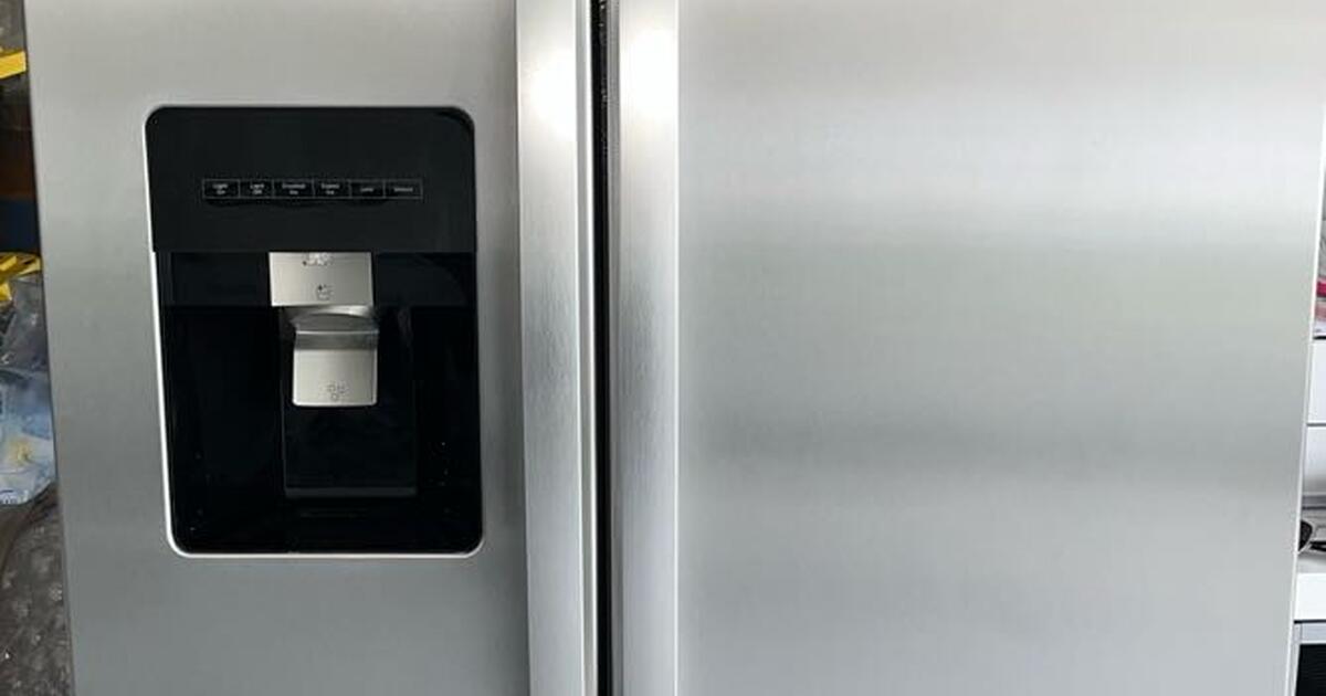 Whirlpool side by side stainless refrigerator built in ice maker for 550 in Jacksonville, FL