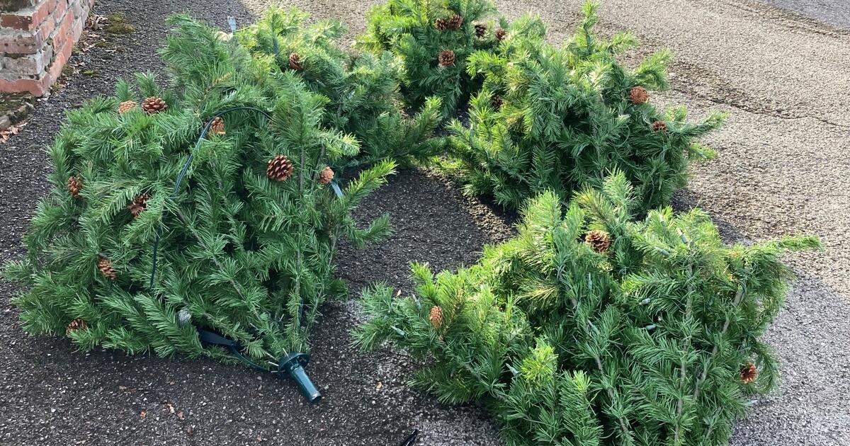 7 ft christmas tree, 5 sections, to make smaller take out a section for 30 in Nashville, TN