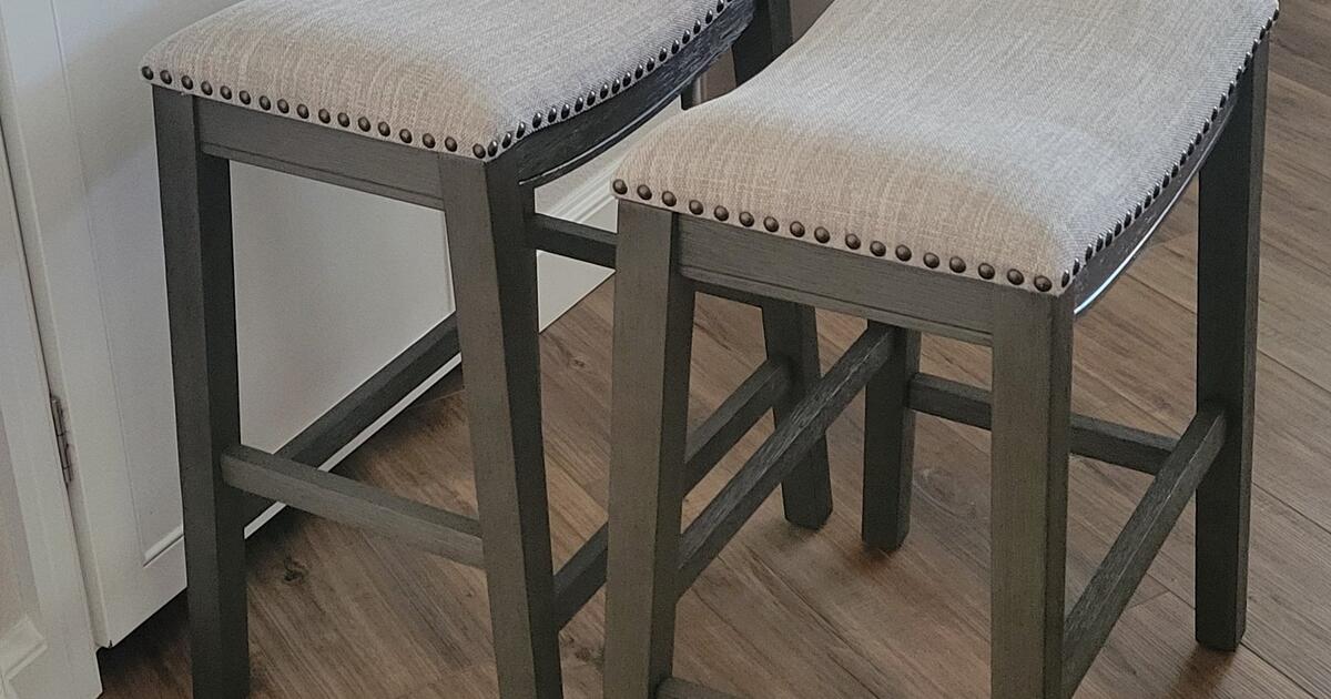 2 Counter Depth Bar Stools for 100 in Punta Gorda, FL For Sale