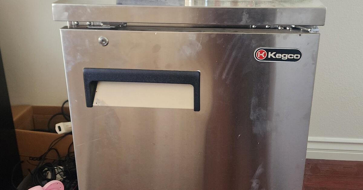 NEVER USED! NEW! Kegco XCK1S Kegerator W/ BONUS Zephyr Keg Startup Kit