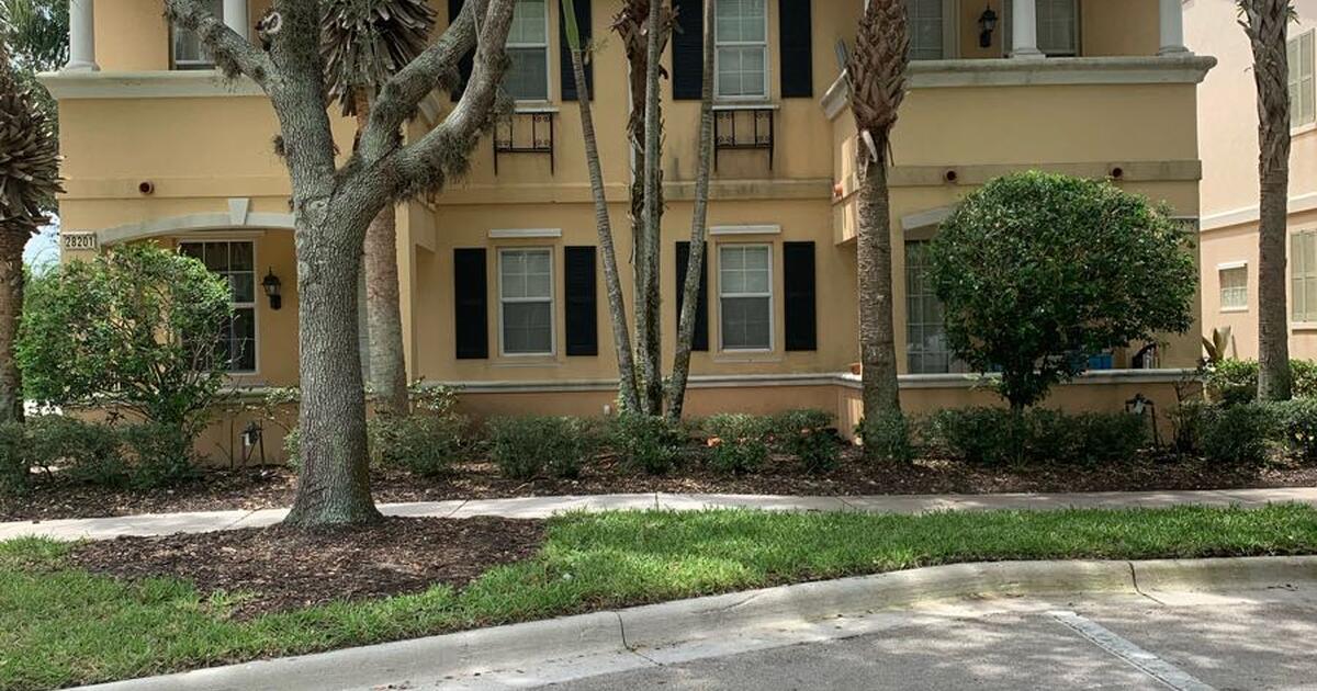 HOUSE FOR SALE. TOWNHOUSE IN VILLAGE WALK for 499 in Bonita Springs