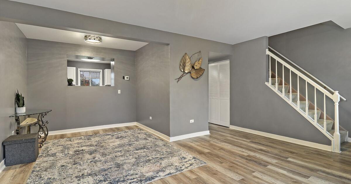 3 Bedroom Townhome In Gurnee for 225900 in McHenry, IL For Sale