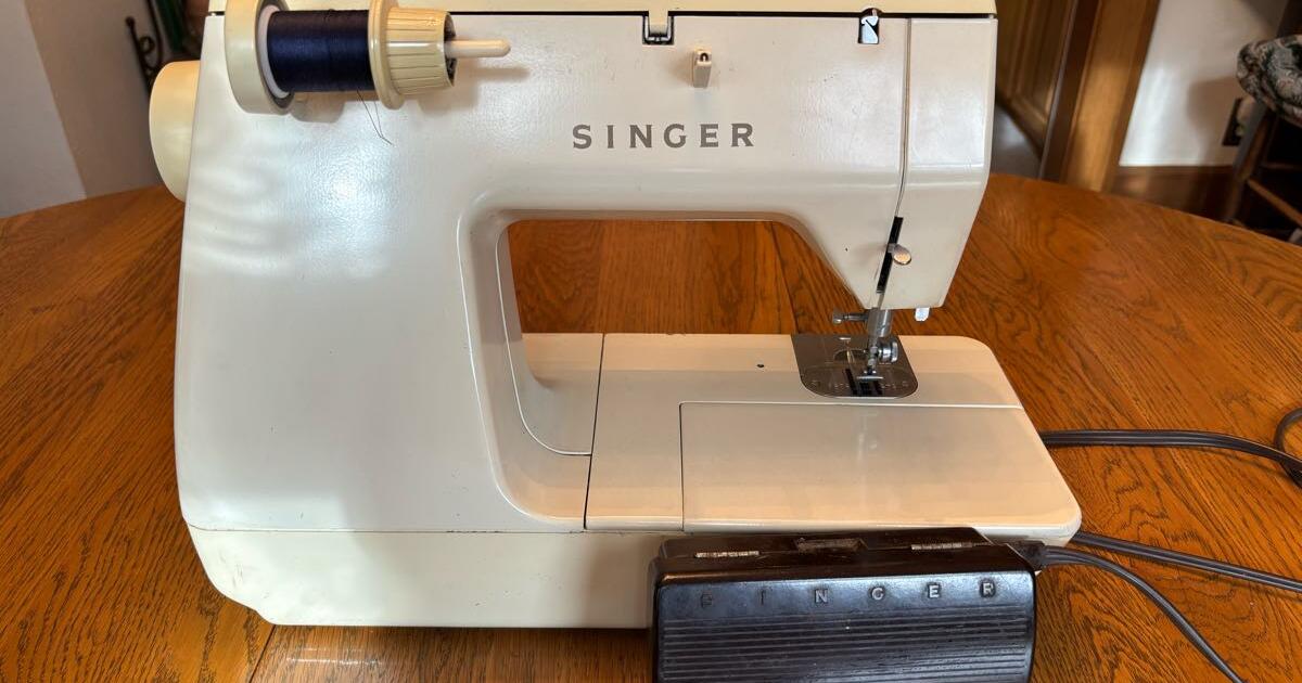 Singer sewing machine for 50 in Des Moines, IA For Sale & Free