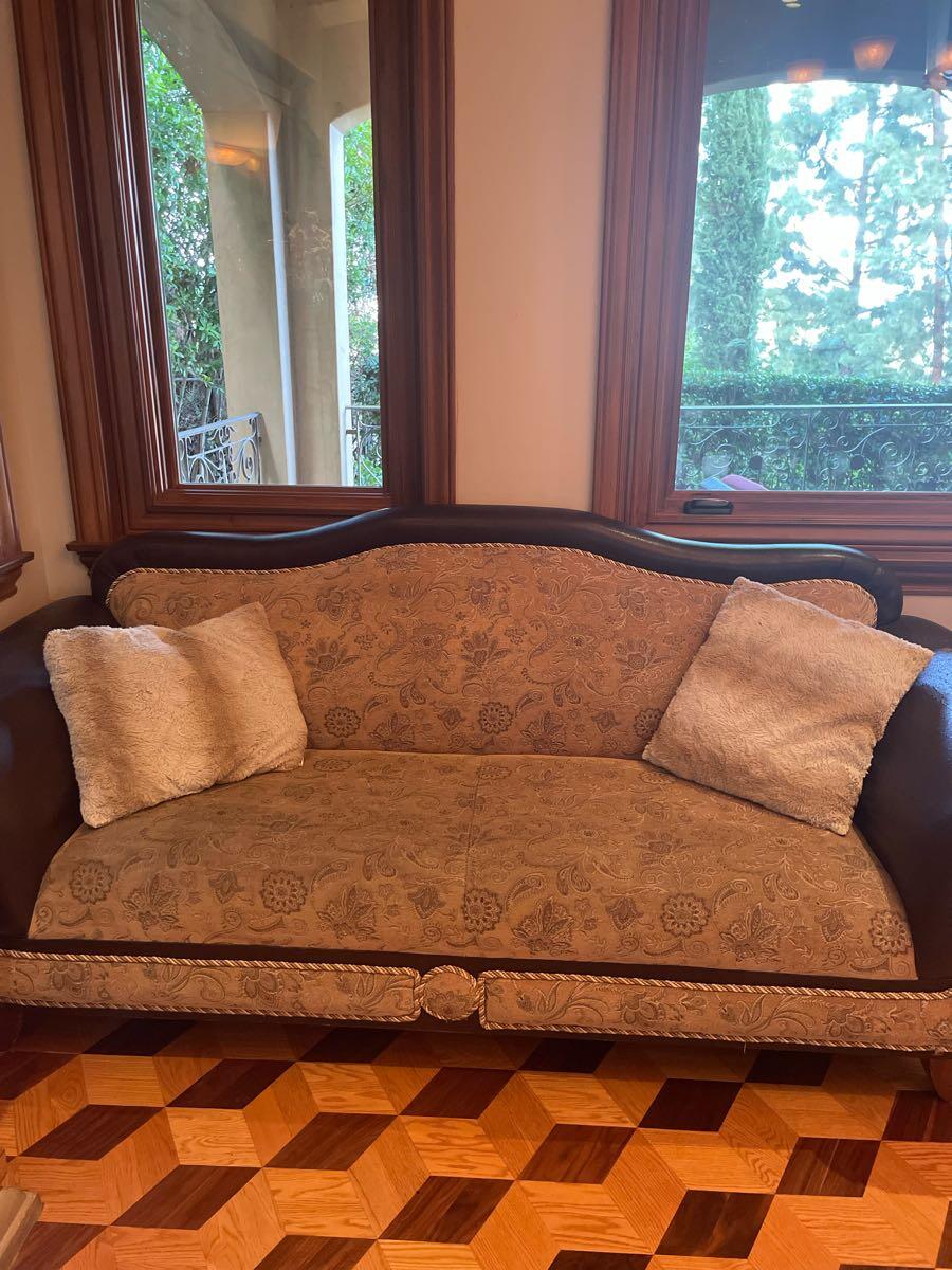 Beautiful Couches (4) of them for Free in Encino, CA For Sale & Free