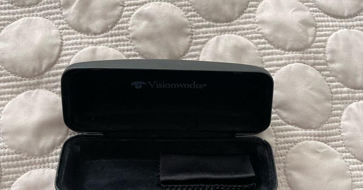 Unused visionworks glasses case with microfiber for 8 in Las Vegas