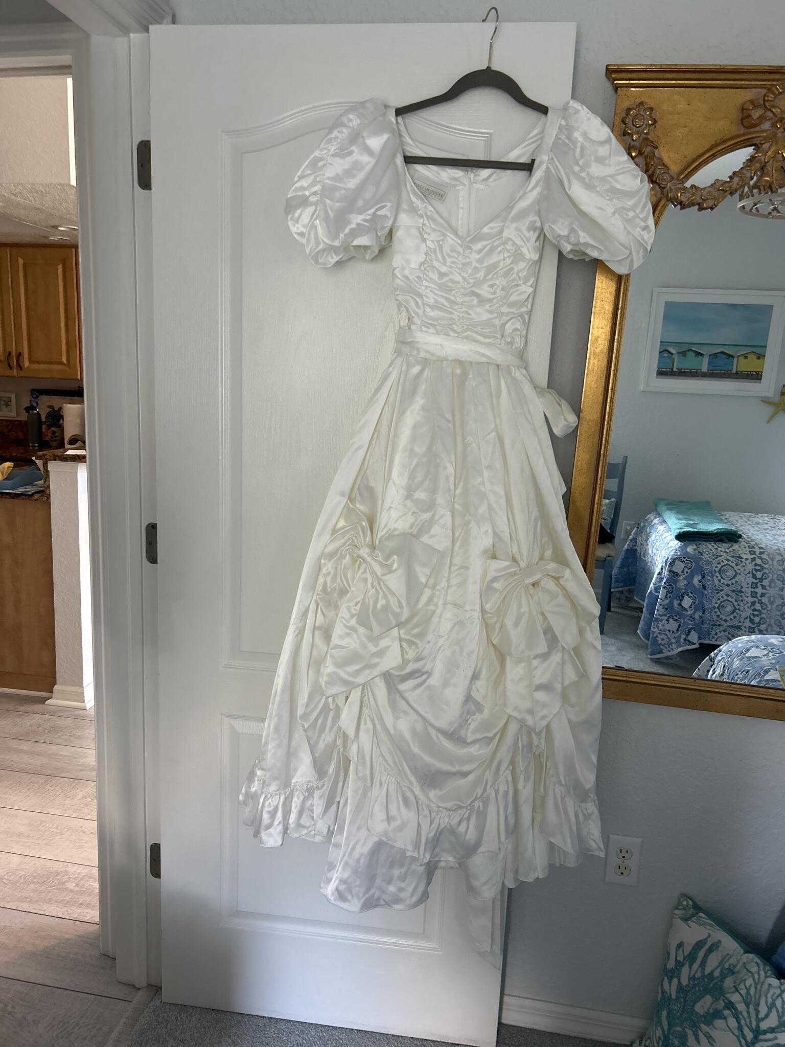 strapless open back dress Vintage White Mermaid Sweetheart Off-The-Shoulder Chapel Train Lace Tulle Wedding Dresses with Appliques main image 1