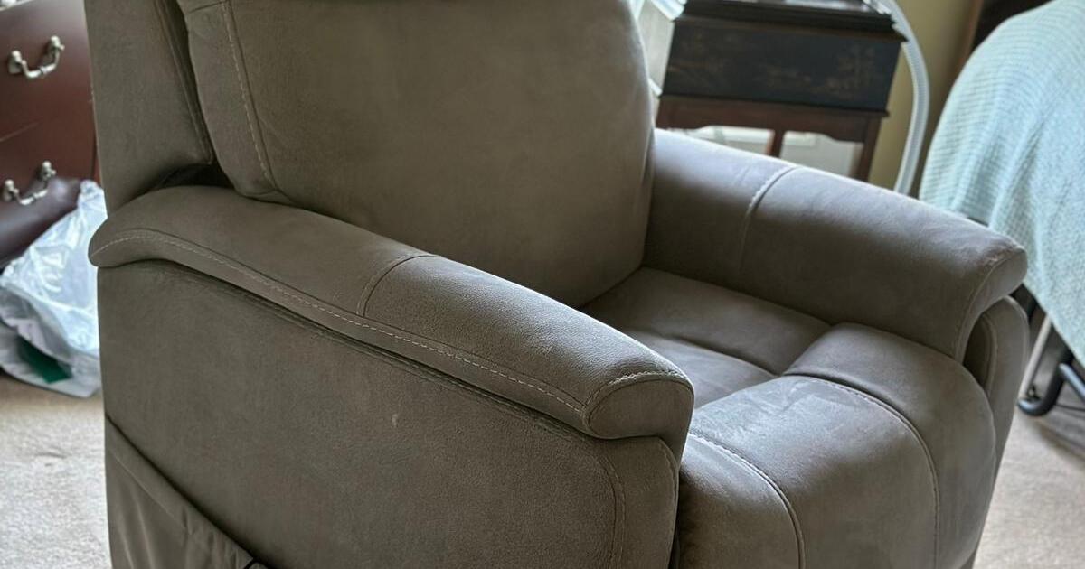 Recliner for 700 in Charlotte, NC Finds — Nextdoor