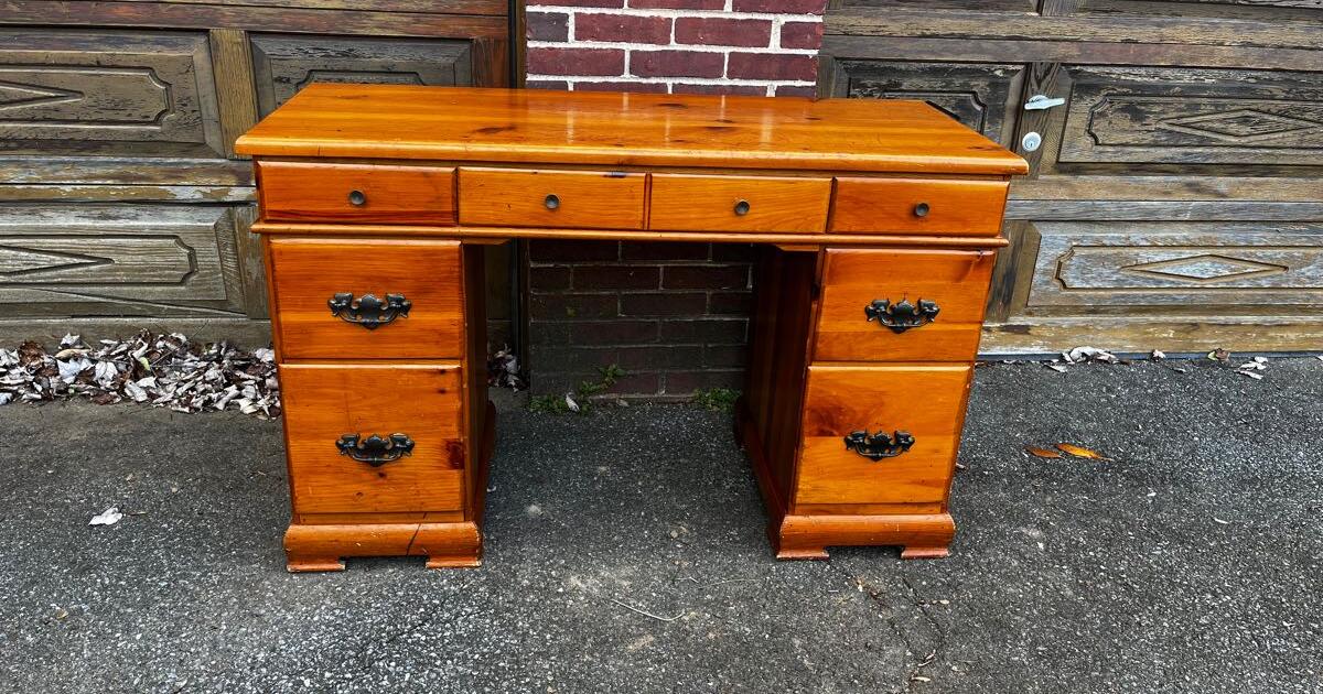 Wooden desk for 25 in Wilmington, DE For Sale & Free — Nextdoor
