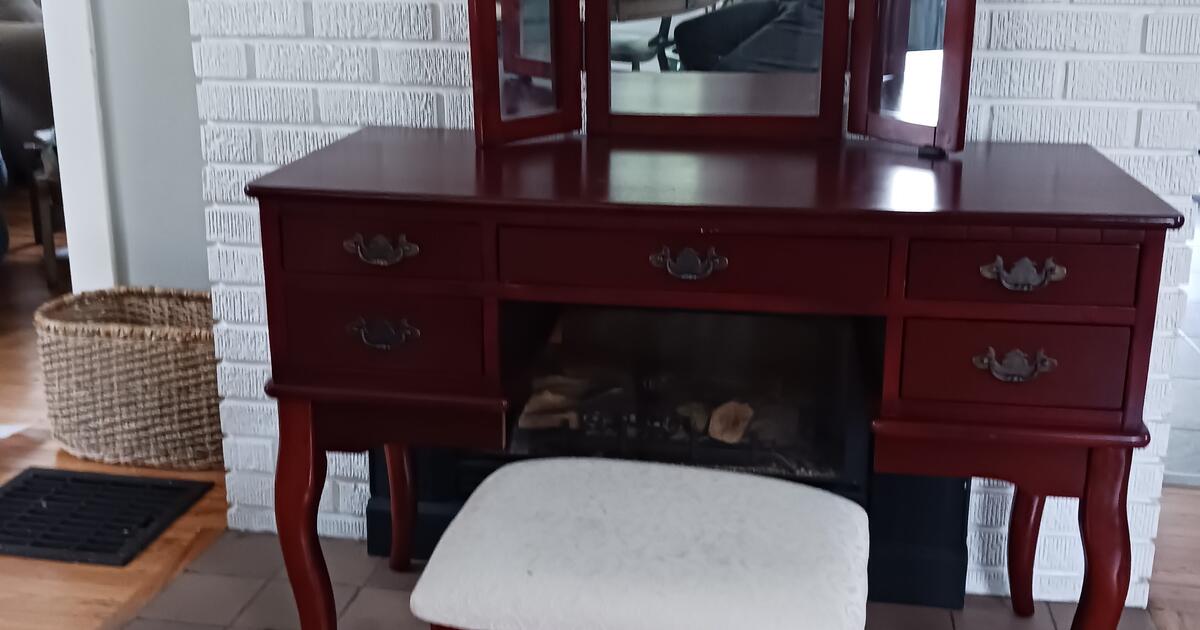 Cherry Dressing Table and Seat. 30 in East Aurora, NY For Sale