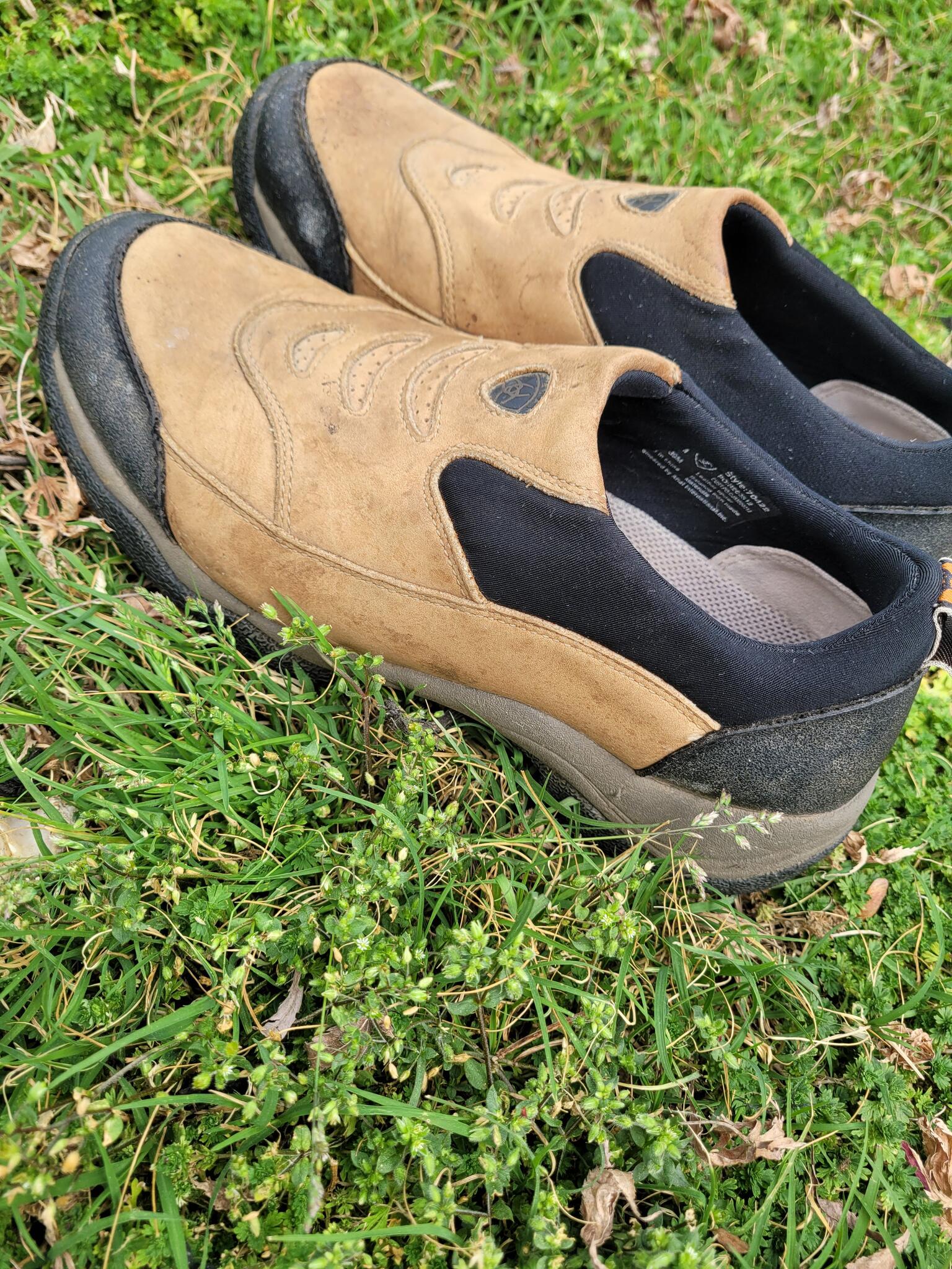 ARIAT BARN SHOES UNISEX SIZE 6 STYLE 70422 LEATHER UPPER  display picture 3