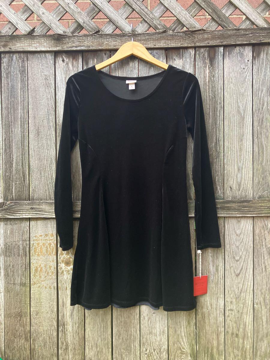 Mossimo Black Velvet Long Sleeve Dress Size Medium - New With Tag For $5 In  Chicago, IL | For Sale & Free  Nextdoor