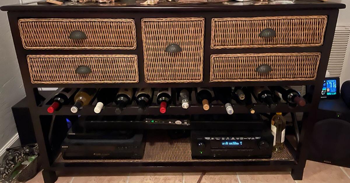 Wicker/Rattan furnitureentertainment centertable/chair of with wine rack for 395 in St