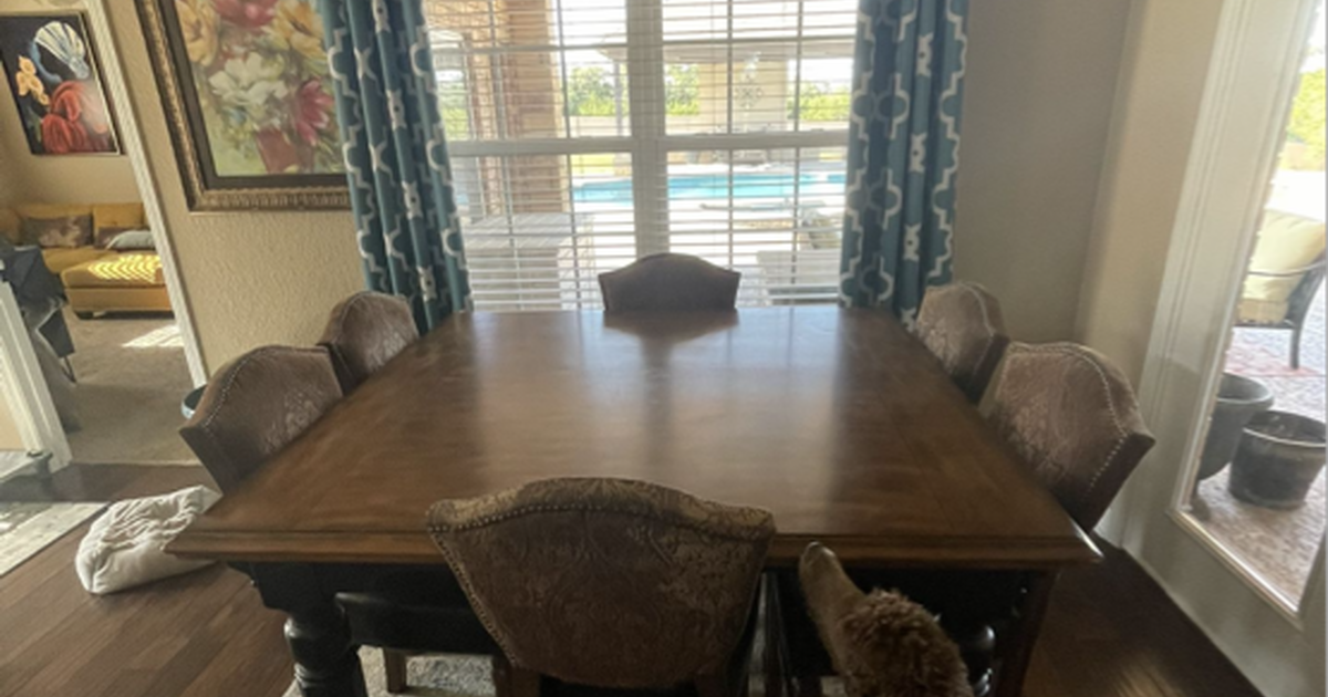 Counter Height 8 Seater Table and Chairs for 500 in Killeen, TX For