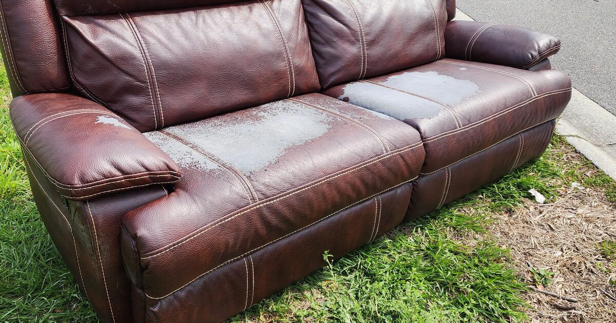 CURB ALERT FREE COUCH for Free in Jacksonville, FL Finds — Nextdoor